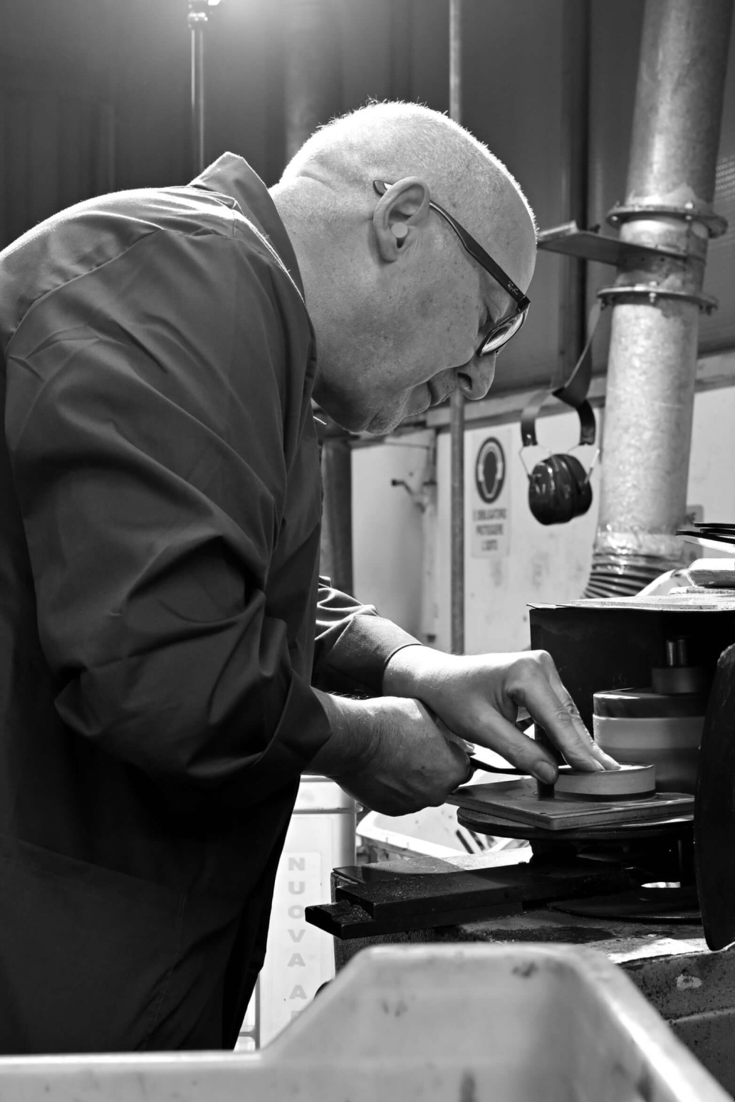 Artigiano di APAM International che lavora