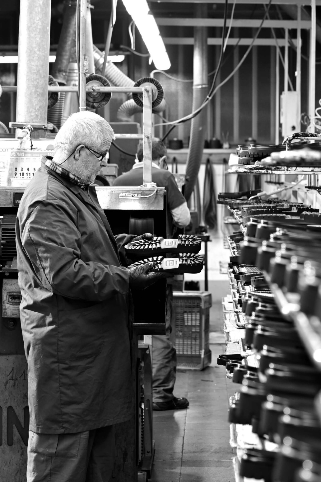 Artigiano che controlla le suole realizzate in APAM International