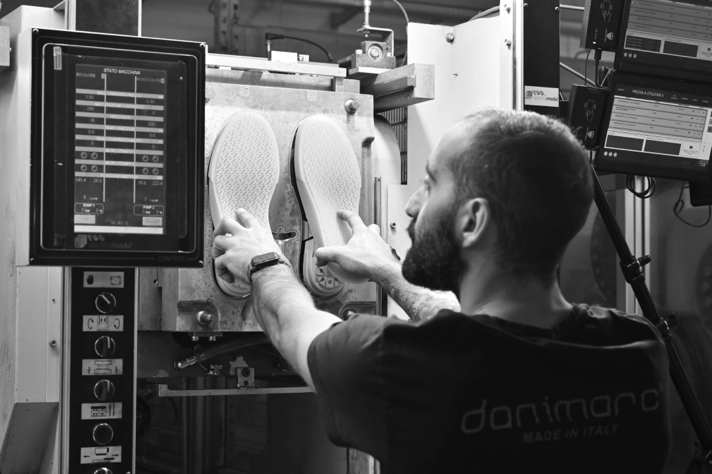 Artigiano di Danimarc Suolificio che lavora le suole