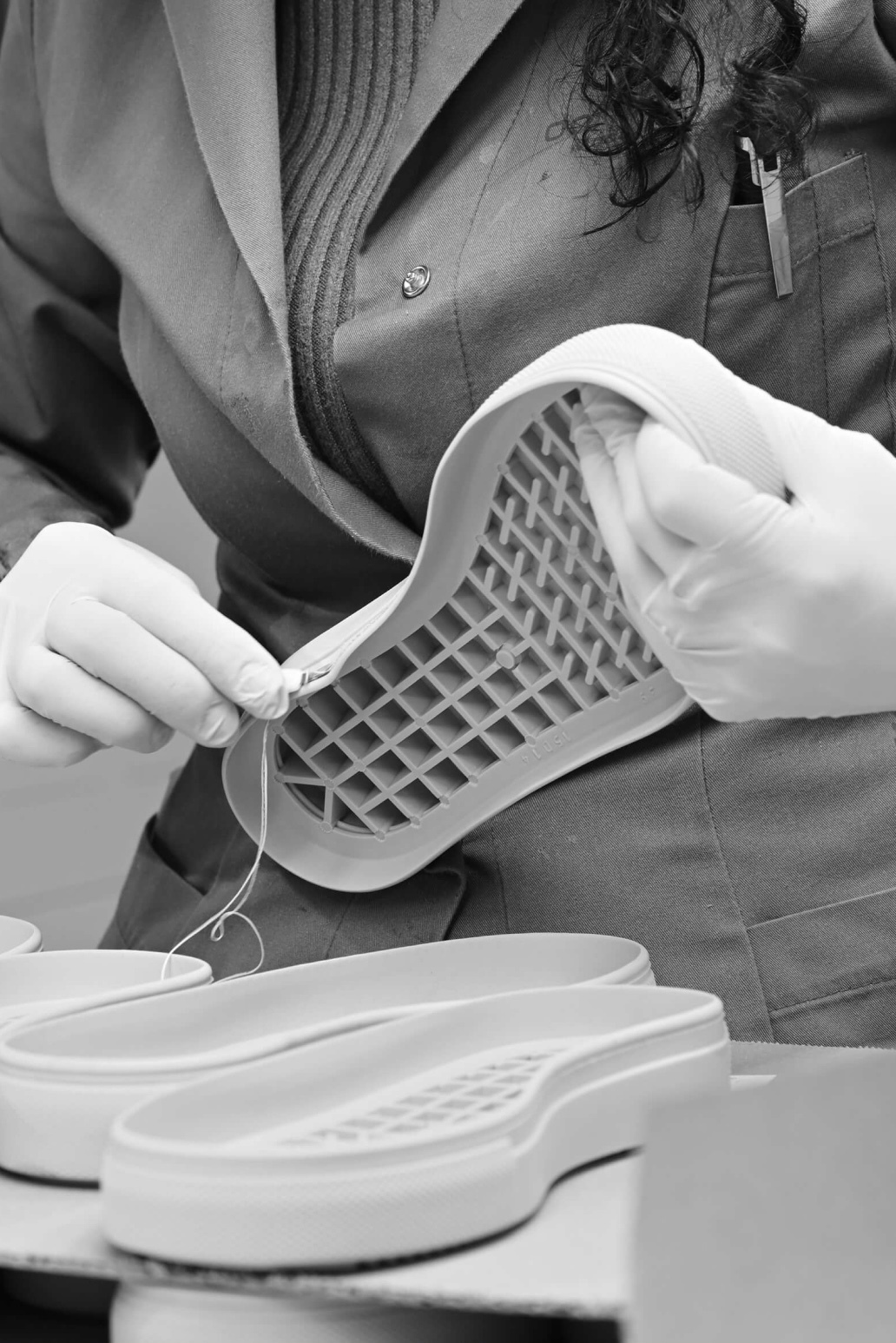 Artigiana che lavora la suola presso Danimarc Suolificio