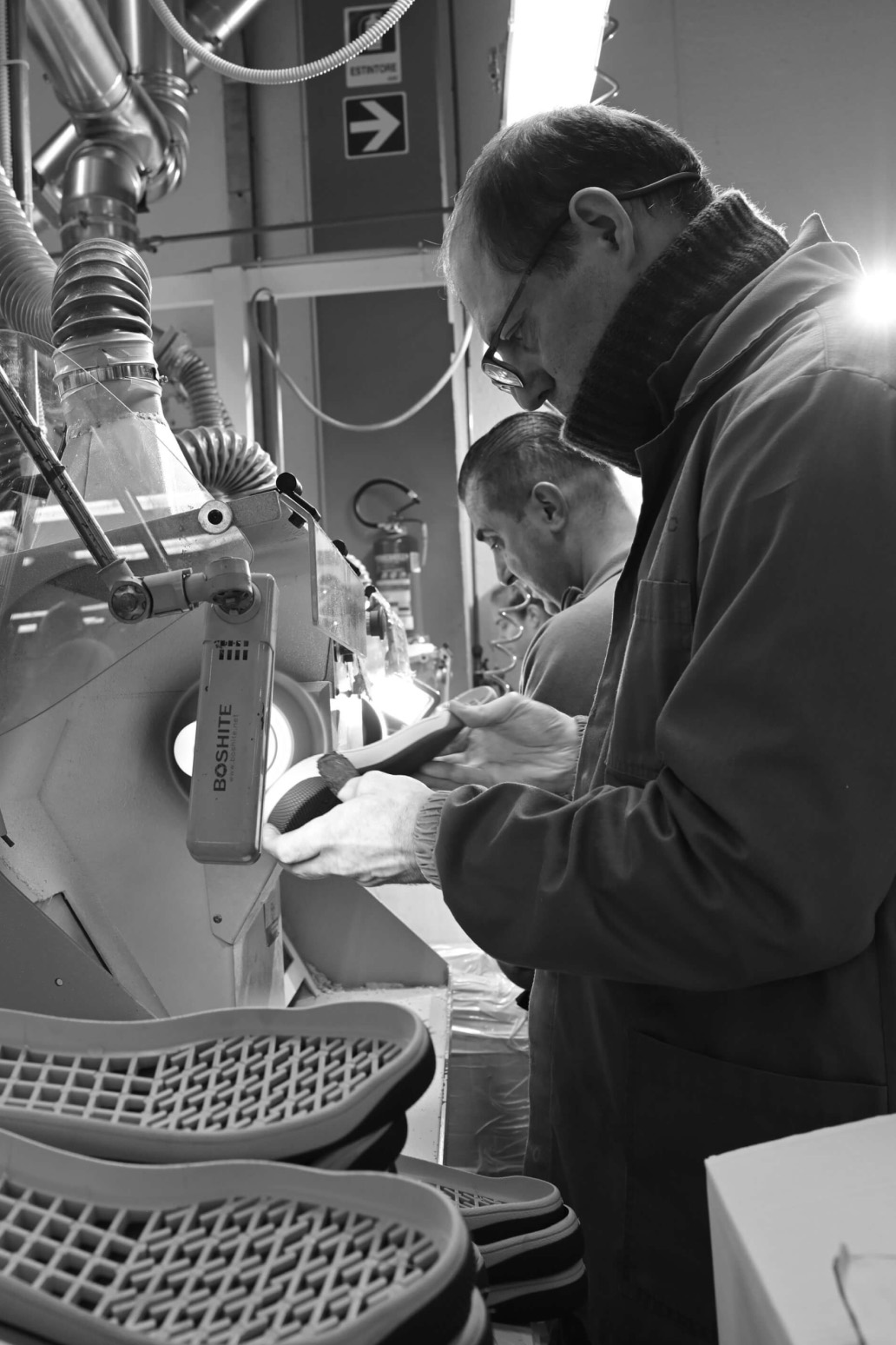 Artigiani di Danimarc Suolificio che controllano le suole realizzate