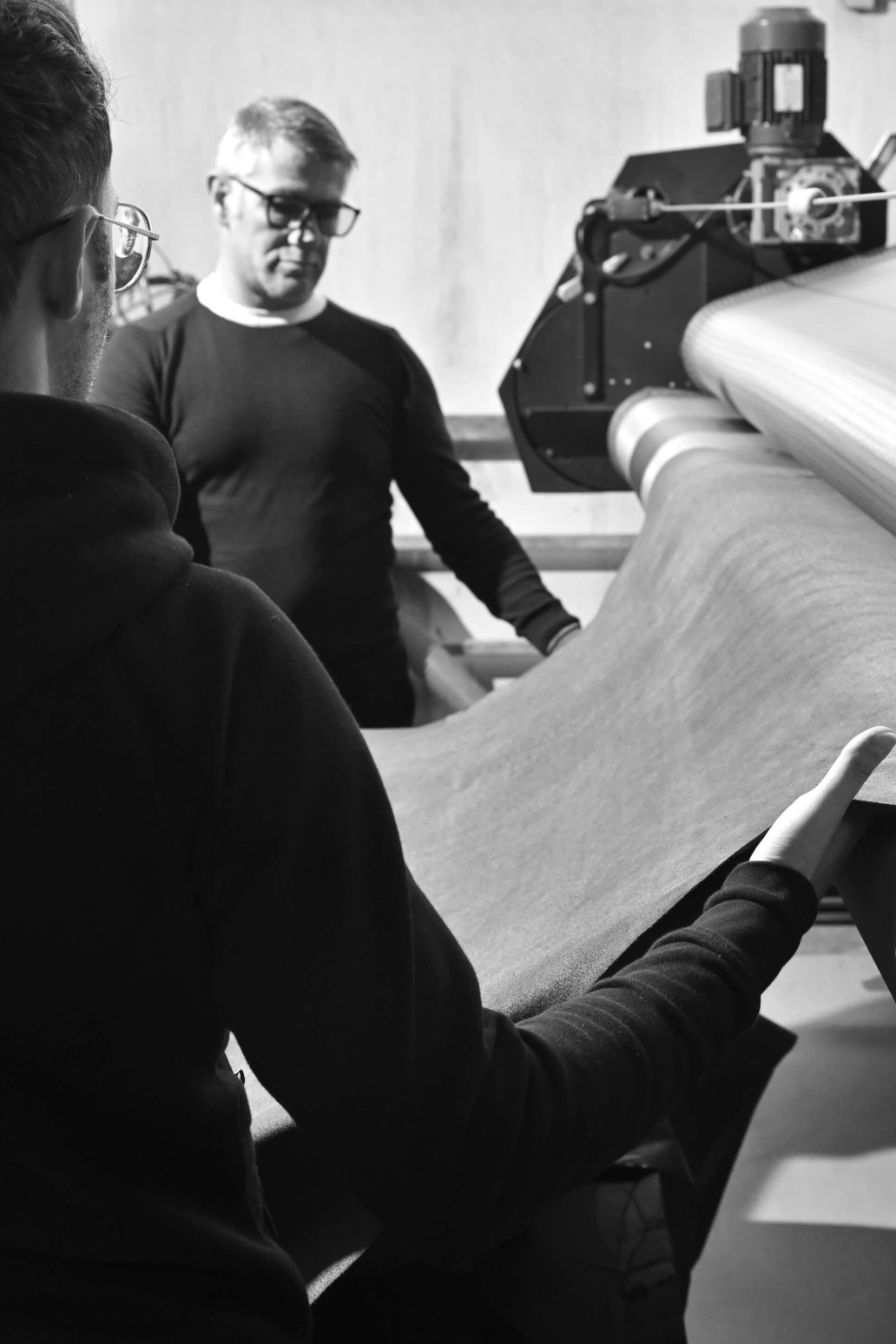 Artigiani presso Fagiolini S.r.l. che controllano la qualità di un pellame lavorato