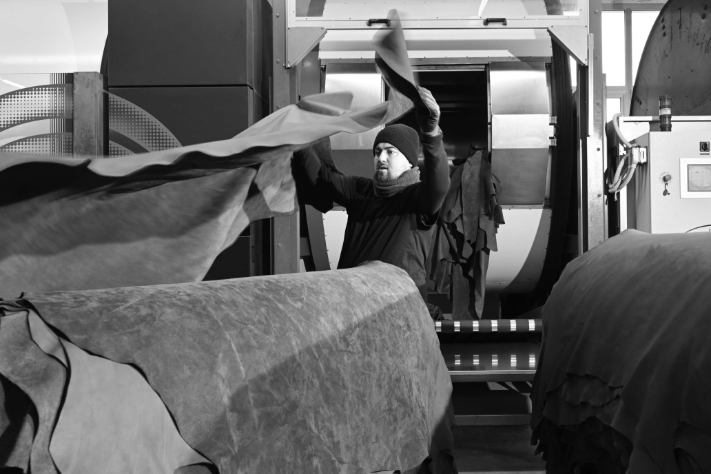 Artigiano di Fagiolini S.r.l. che stende il pellame lavorato