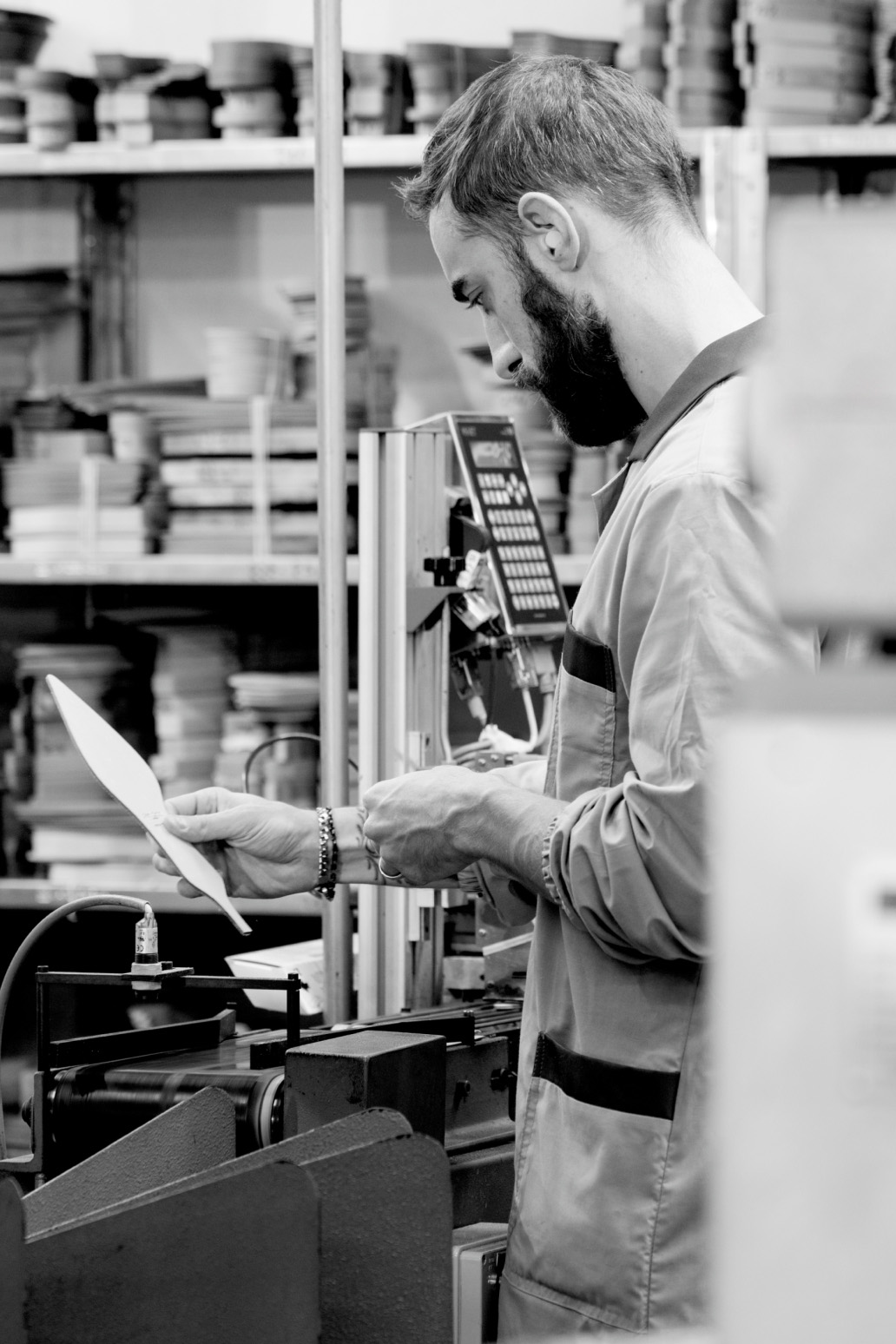 Artigiano che controlla una suola