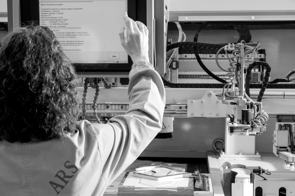 Dipendente che controlla dati su un monitor