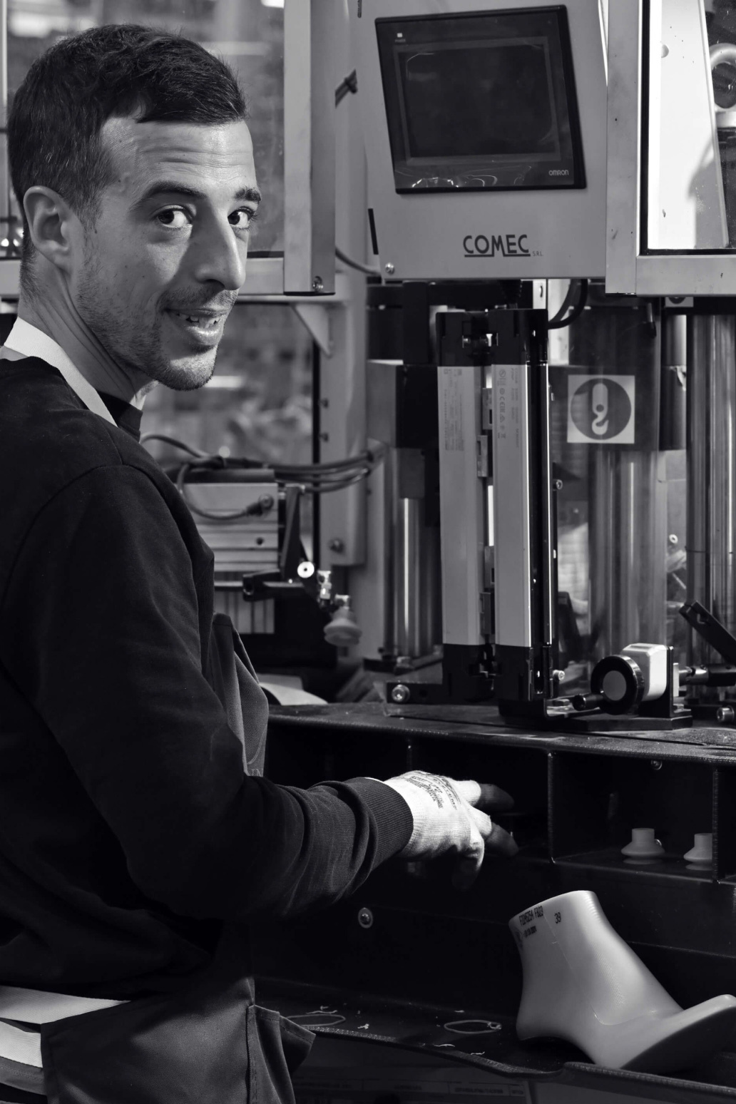 Artigiano di Solettificio Jannelli che lavora