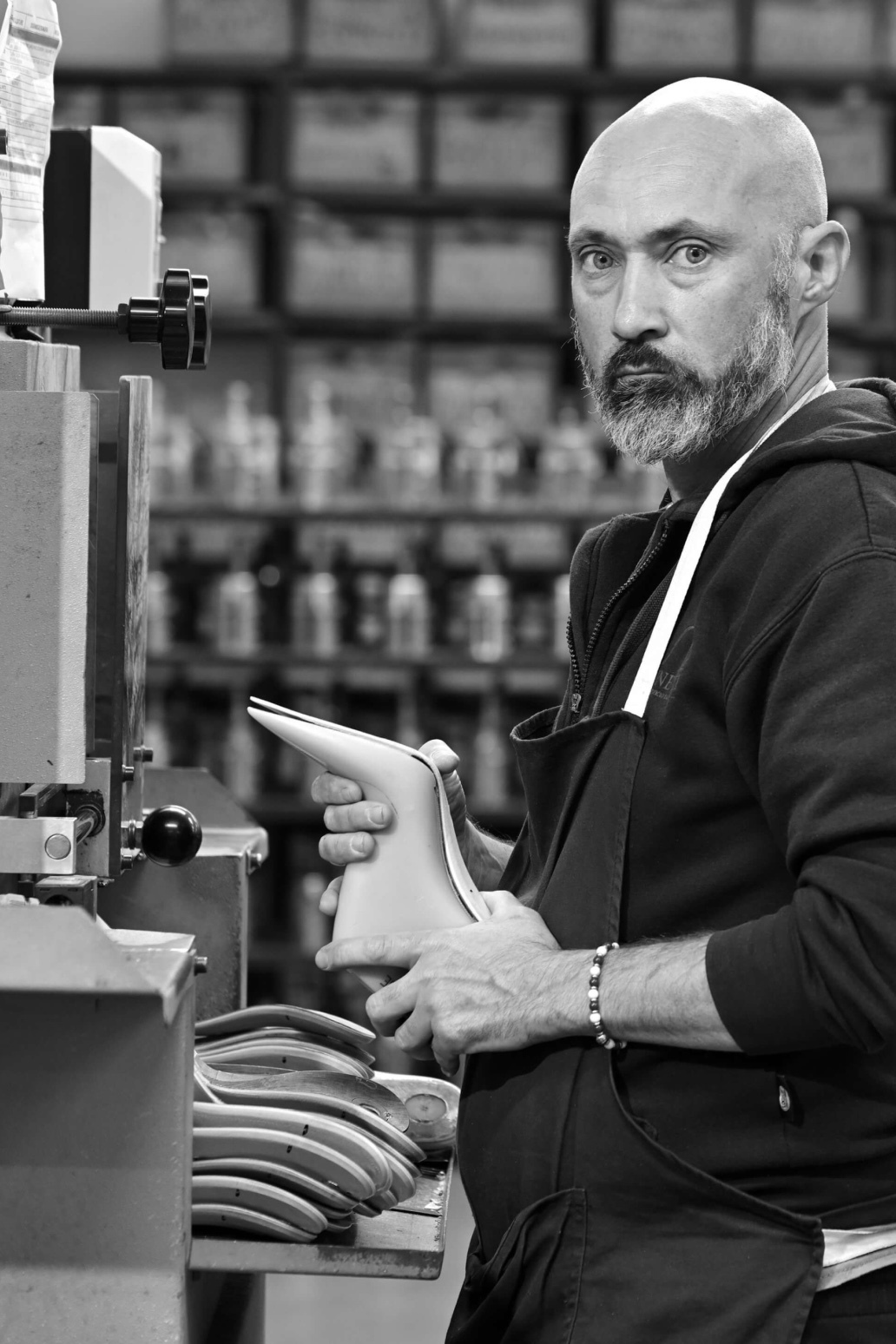 Artigiano di Solettificio Jannelli che dà la forma a una soletta